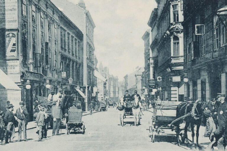 historische Aufnahme der Neubaugasse, Fuhrwerke, Pferde, Passanten