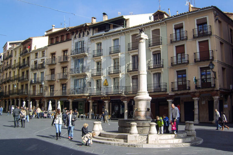 Fußgängerzone in Teruel, Spanien, Verkehrsberuhigung, historische Gebäude