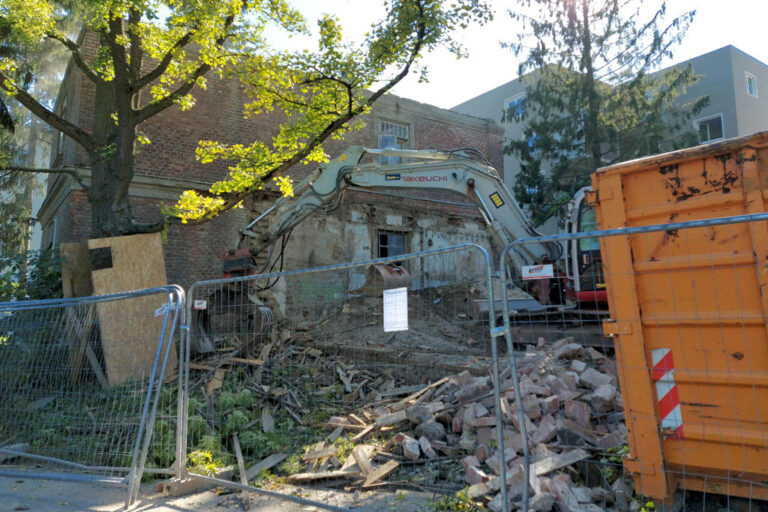 historisches Gebäude des Otto-Wagner-Spitals am Steinhof wird abgerissen, Fleischerei, Bagger, Ziegel, Wien-Penzing