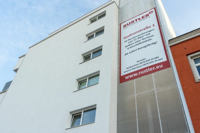Neubau-Wohnhaus in Wien-Simmering, Plakat von Rustler Real Estate Experts