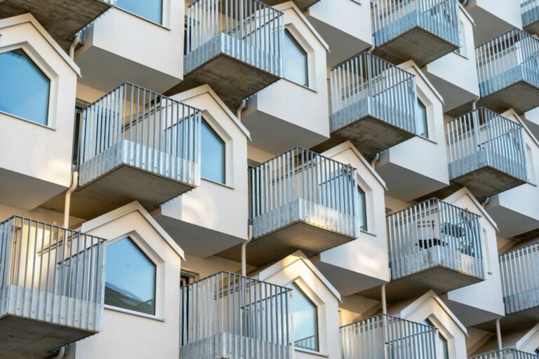 Fassade des Wohnhauses in der Gudrunstraße 1, Wien-Simmering, Balkone, Metall, Erker, Giebeldächer, Neubau