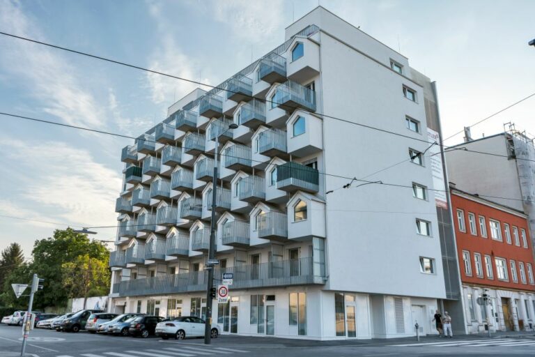 Wohnhaus in Wien-Simmering, Gudrunstraße 1, Balkone, Metallgitter, Erker