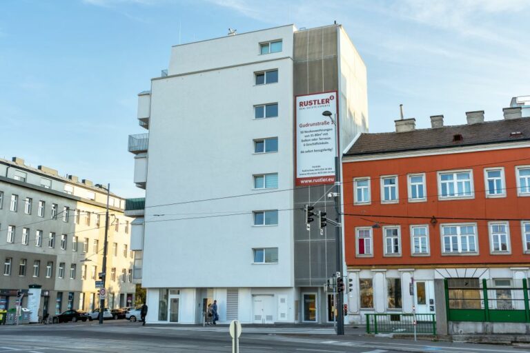 Wohnhaus in Simmering, Baujahr: 2021, Plakat der Firma Rustler