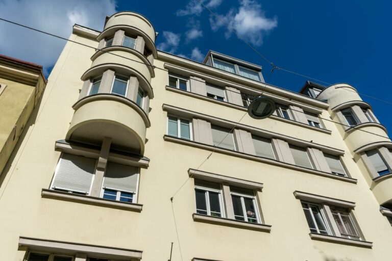 Fassade des Hauses Neudeggergasse 8 in Wien-Josefstadt, Zwischenkriegszeit, runde Erker