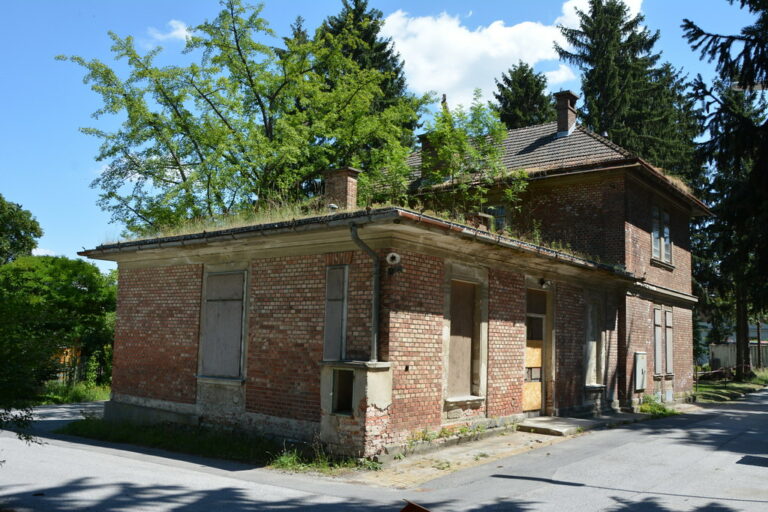 historisches Wirtschaftsgebäude des Otto-Wagner-Spitals am Steinhof in Wien, Fleischerei, Sichtziegel, Jugendstil