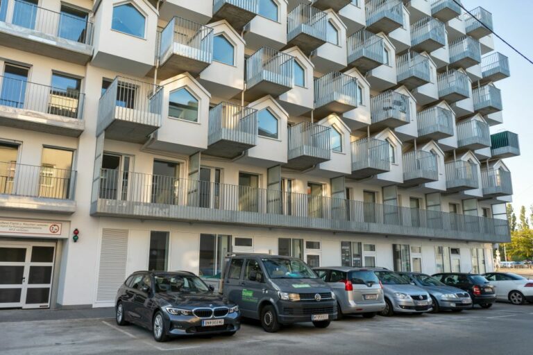 Wohnhaus in Simmering, Gudrunstraße 1, Werkstättenweg, parkende Autos