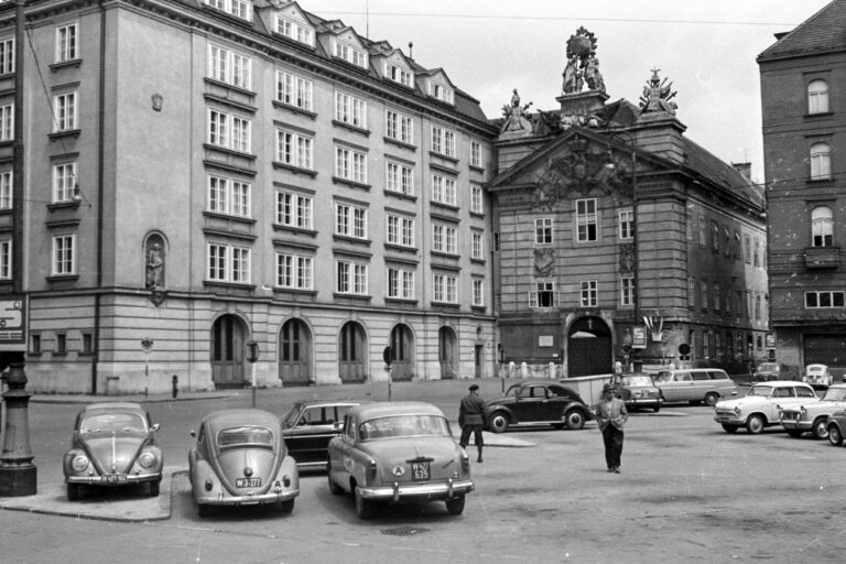 Autos und Personen Am Hof, Feuerwehr-Haus, ehemaliges Zeughaus, Wien