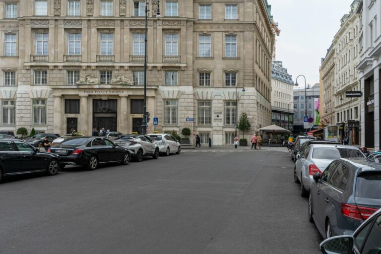 Straße am Platz "Am Hof" in Wien, Park Hyatt Vienna, Autos, historische Gebäude