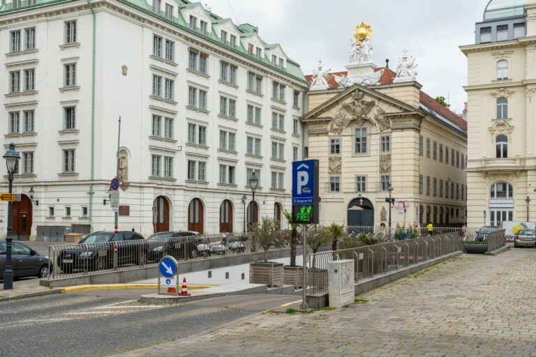 Einfahrt zur Tiefgarage, Am Hof, 1010 Wien, historische Gebäude