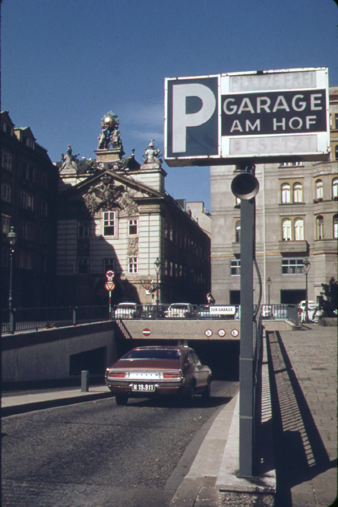 Garageneinfahrt, Garage am Hof, Foto aus den 1970ern, Wien