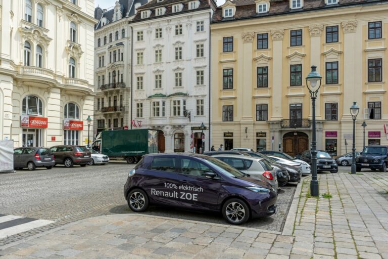 parkende Autos am Platz "Am Hof" in der Inneren Stadt in Wien