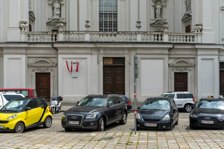 Autos vor der Kirche Am Hof, 1010 Wien