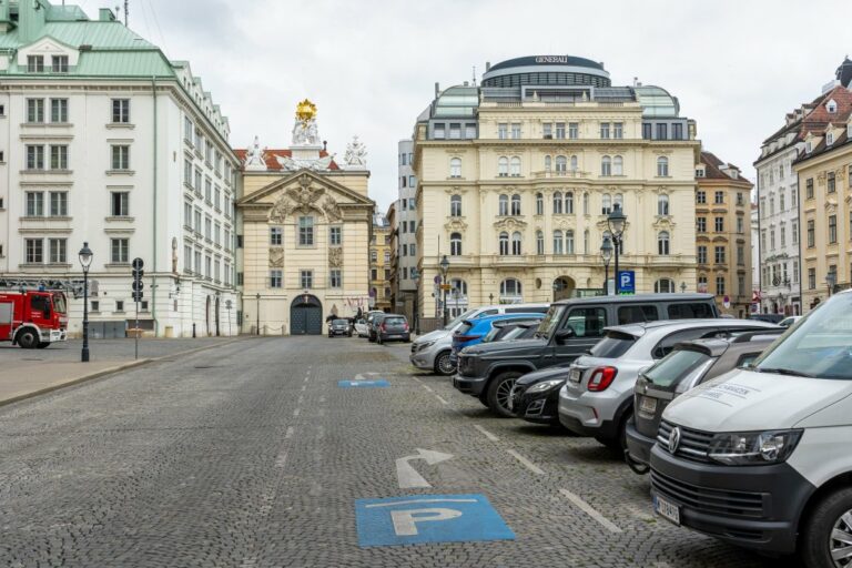 Platz in Wien, parkende Autos, historische Häuser