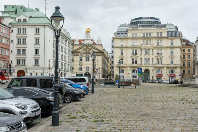 Platz in Wien, historische Gebäude, Autos, alte Straßenlaternen