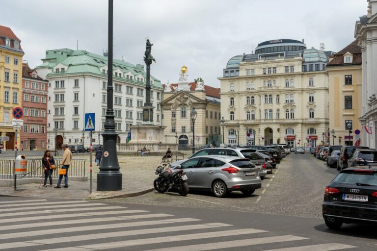 historischer Platz in Wien, Am Hof, parkende Autos