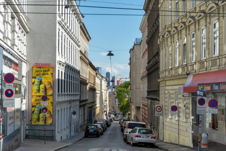 Kranzgasse im 15. Bezirk, Blick von der äußeren Mariahilfer Straße, im Hintergrund die Hochhäuser am Wienerberg