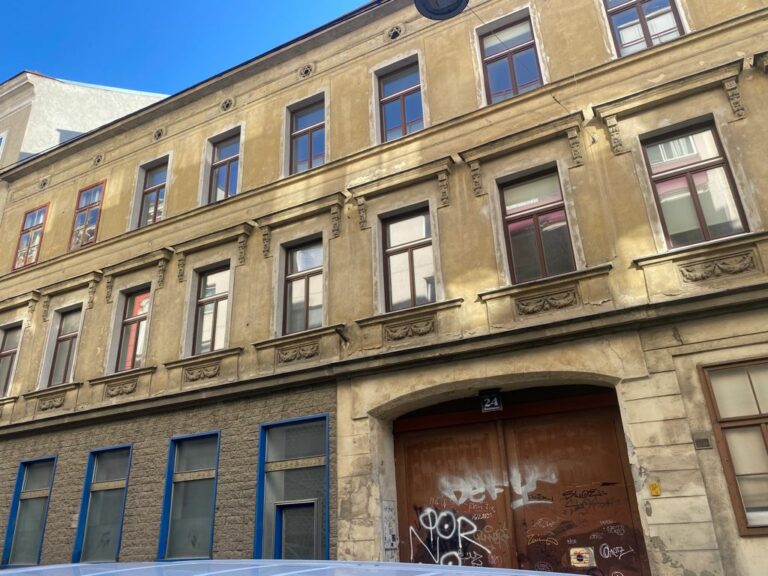 Gründerzeithaus in der Kranzgasse im 15. Bezirk, Wien, Frühgründerzeit, renovierungsbedürftig