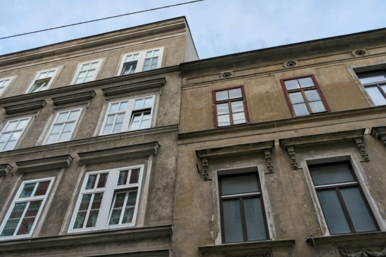 Gründerzeithäuser im 15. Bezirk, sanierungsbedürftig, Fenster, Fassadenschmuck