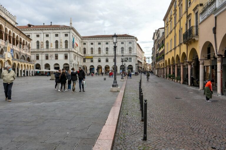 historischer Platz in einer Stadt in Italien