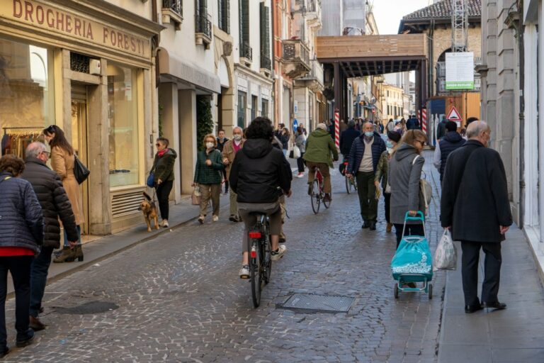 Fußgängerzone im Stadtzentrum von Treviso (Italien)