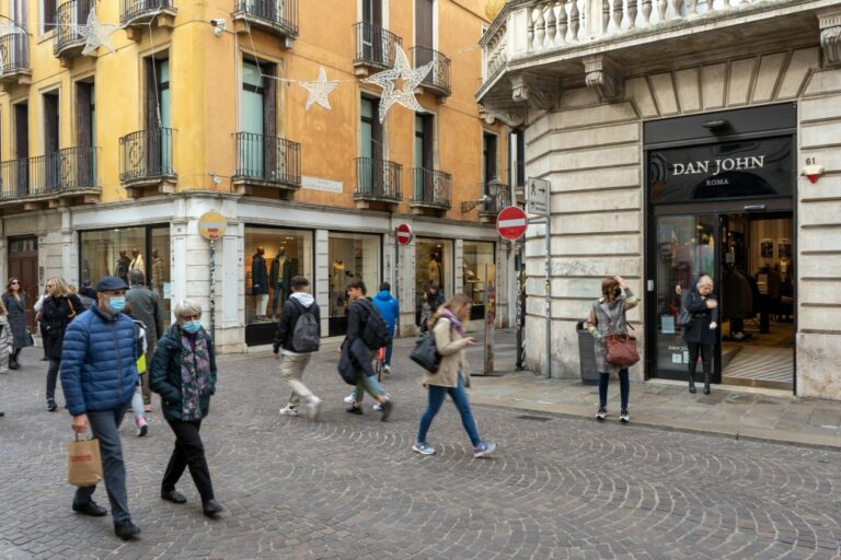 Fußgängerzone im Zentrum von Vicenza in Italien, Fußgänger, historische Gebäude