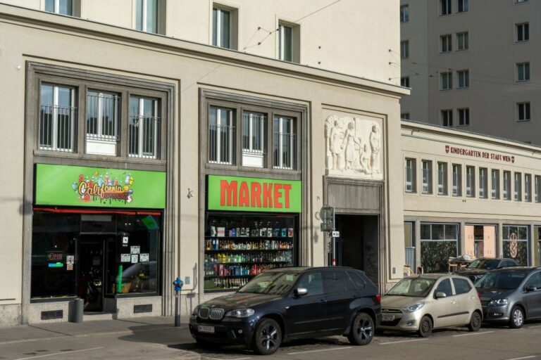 Erdgeschoßzone des Georg-Emmerling-Hofs an der Oberen Donaustraße in Wien-Leopoldstadt