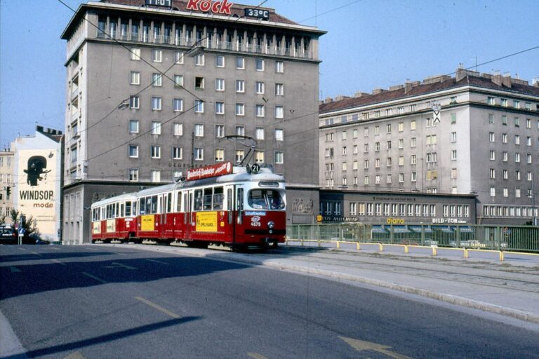 Marienbrücke und Georg-Emmerling-Hof, Straßenbahn der Linie 21