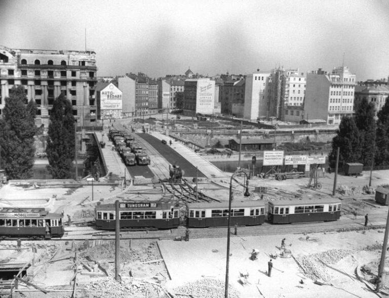 Donaukanal und Schwedenplatz in den 1950er-Jahren, Ruine des Dianabads, Straßenbahn, Bauarbeiten, Wiederaufbau