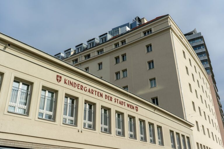 Georg-Emmerling-Hof, Gemeindebau, "Kindergarten der Stadt Wien"