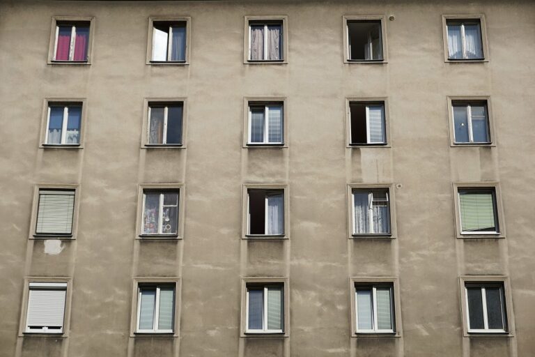 Fassade eines 1950er-Jahre-Gemeindebaus in Wien-Leopoldstadt
