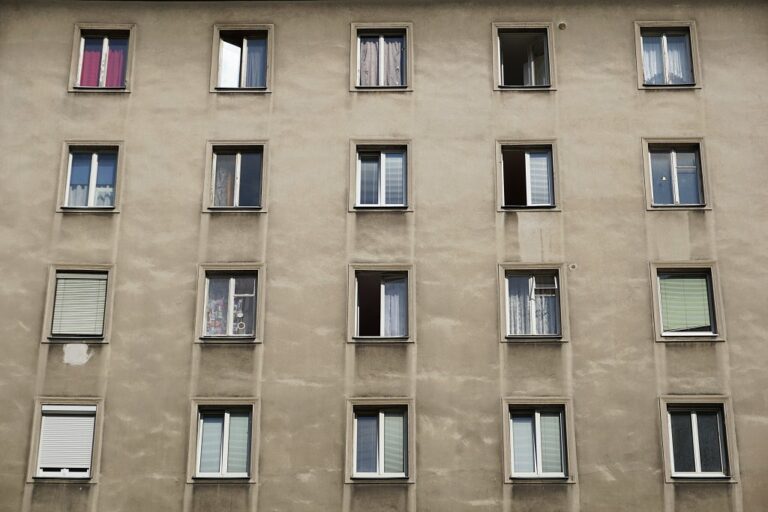 Fassade eines 1950er-Jahre-Gemeindebaus in Wien-Leopoldstadt