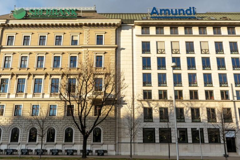 Bürohäuser in Wien, Schilder mit Firmennamen auf den Häusern, Sberbank, Amundi