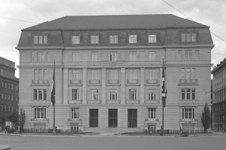 Palais Pollack-Parnau in der Nazizeit, Hakenkreuz-Fahnen