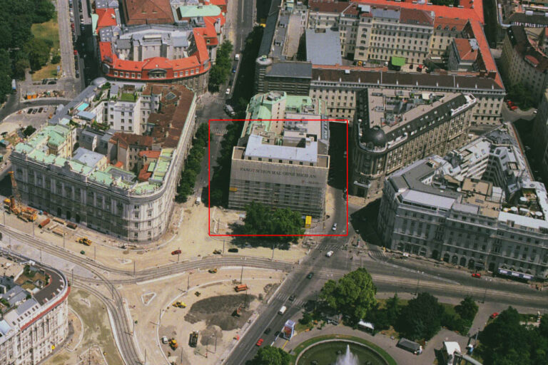 Luftaufnahme eines Platzes in Wien, hervorgehoben ist eine Baustelle