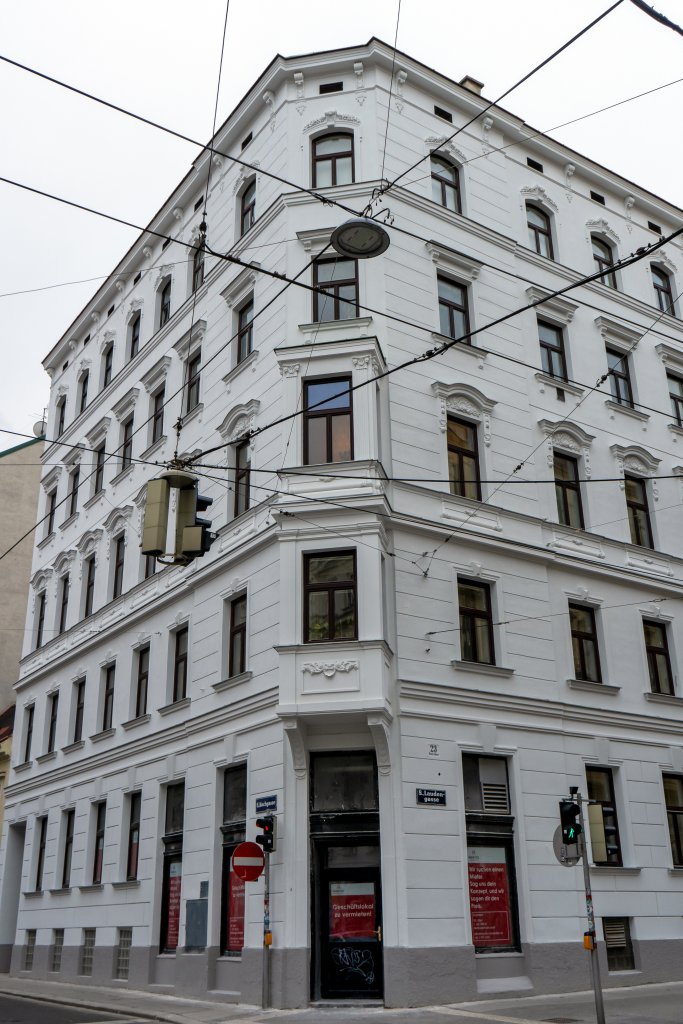 Gründerzeithaus mit rekonstruierter Fassade in Wien-Josefstadt