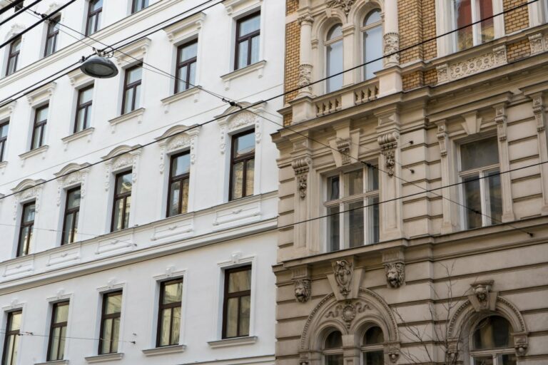 Fassaden von zwei Gründerzeithäusern in Wien-Josefstadt