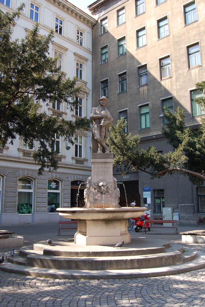 Augustinplatz in Wien-Neubau, Brunnen, Statue