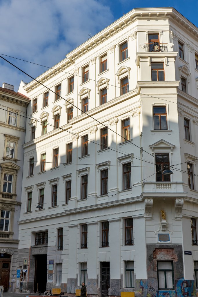 renoviertes Haus am Augustinplatz, Wien-Neubau