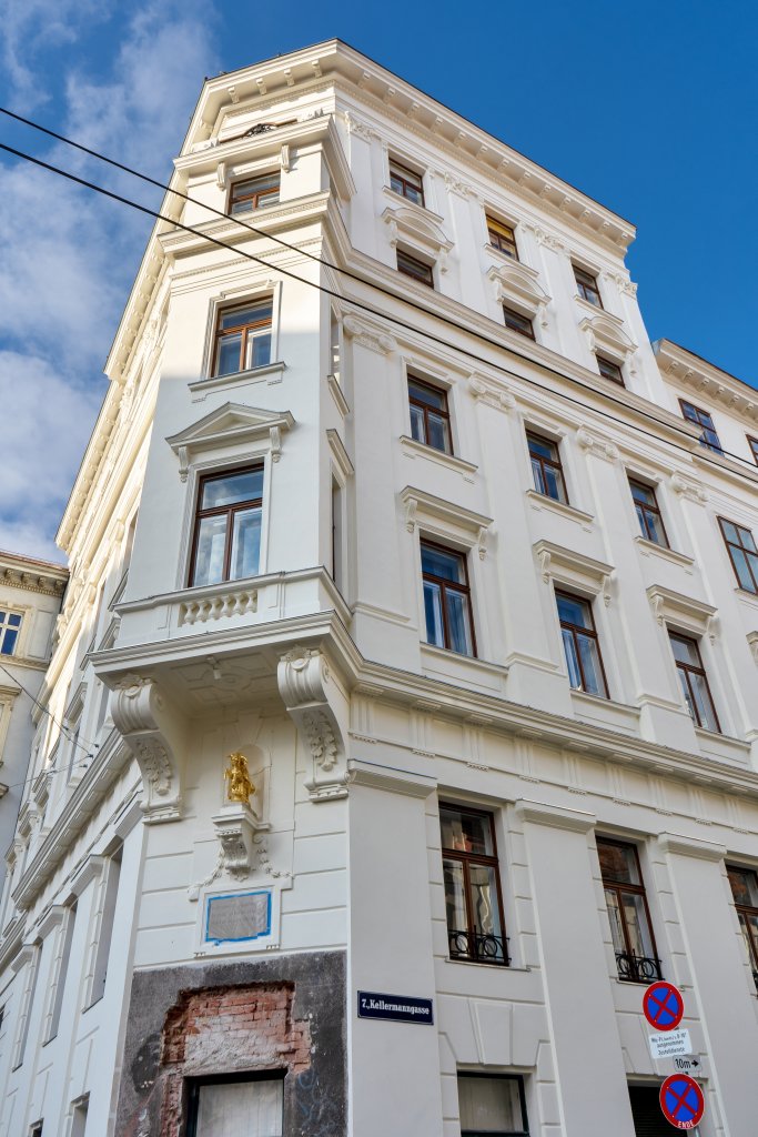 renoviertes Haus mit rekonstruierter Fassade in Wien, Kellermanngasse