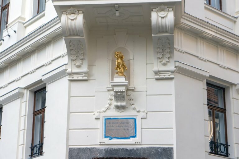 Denkmal eines Reiters am Haus Neustiftgasse 32-34