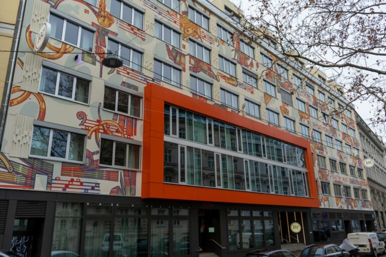 Hotel "Jaz in the City" in der Windmühlgasse 28 in Wien-Mariahilf, bunte Fassade, 1970er-Bau