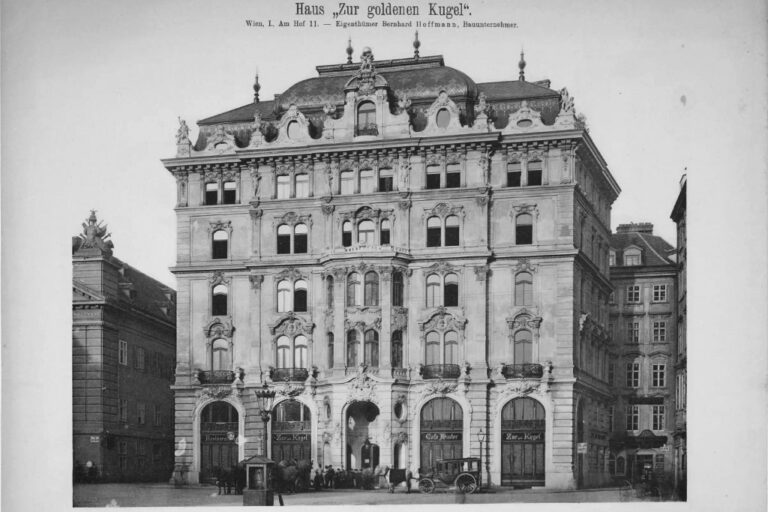 Gebäude im Stil des Neobarock in Wien, historische Aufnahme aus dem 19. Jahrhundert, "Zur goldenen Kugel"