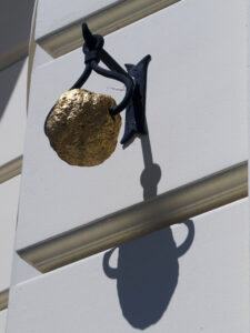 Goldene Kugel am Gebäude Am Hof 11, türkische Kanonenkugel