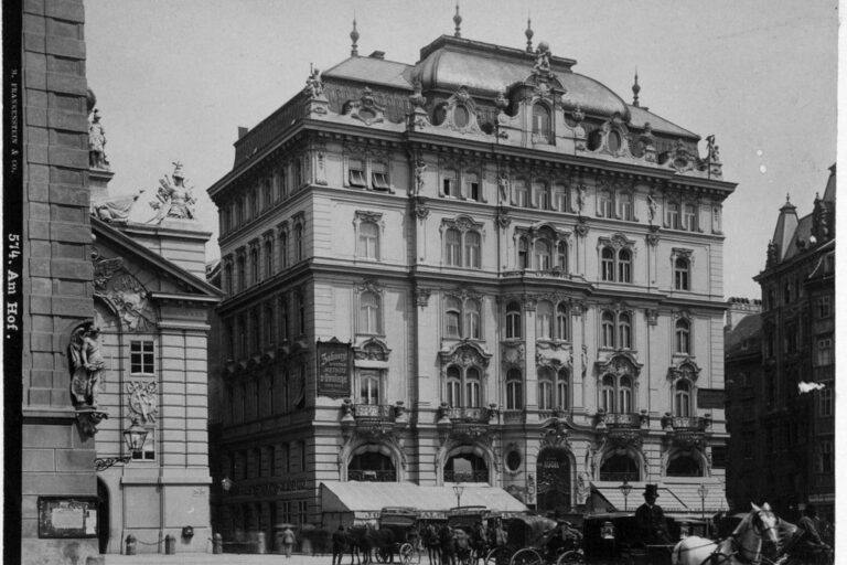 Gebäude im Stil des Neobarock in Wien, historische Aufnahme aus dem 19. Jahrhundert