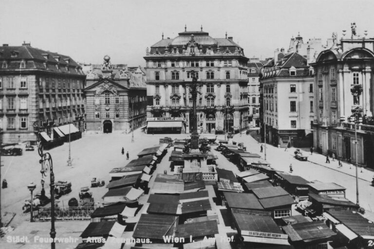 Am Hof mit Marktständen in den 1920er-Jahren