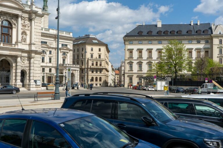 parkende Autos neben Burgtheater, Palais Liechtenstein und Volksgarten