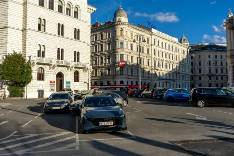 Straße in Wien beim Burgtheater, Autos, alte Häuser, Historismus-Architektur
