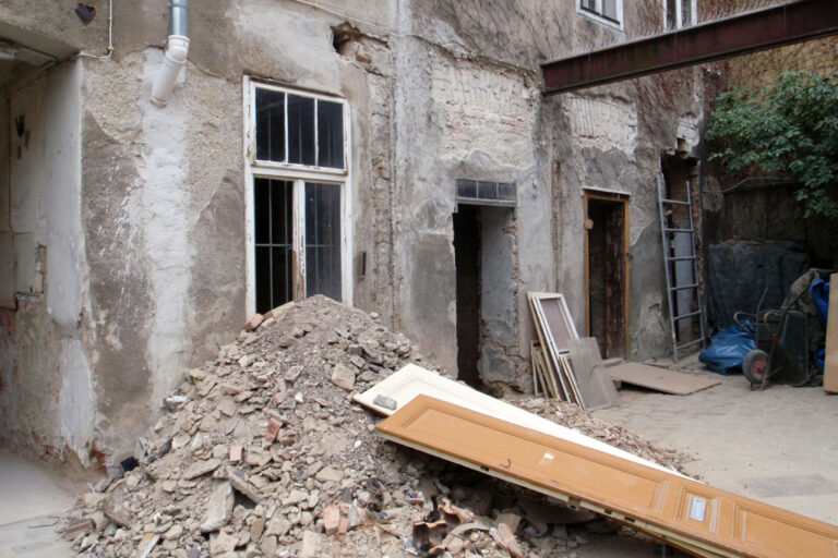 Bauarbeiten am Haus Karl-Löwe-Gasse 26, Hof