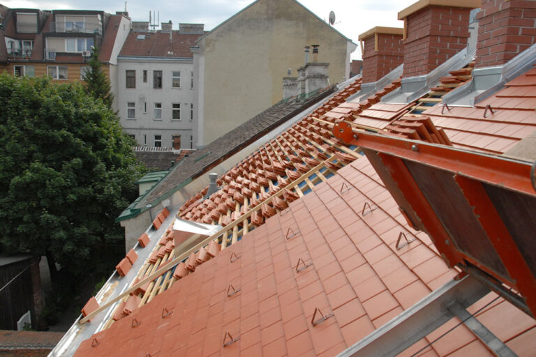 Bauarbeiten am Dach in der Karl-Löwe-Gasse