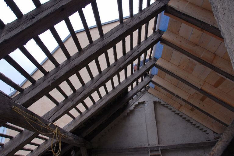 Bauarbeiten am Dach in der Karl-Löwe-Gasse